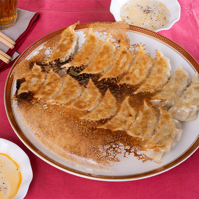 小麦粉？片栗粉？羽根つき餃子の上手な焼き方＆仕上がりや食感を実食レビュー - macaroni