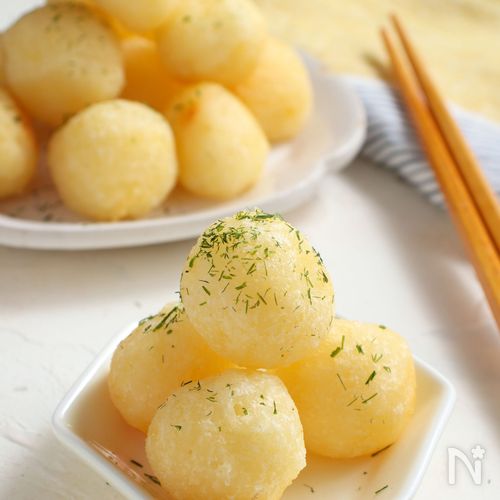 悪魔のチーズインじゃがボール ,材料 , じゃがいも2つ 大き目 , 片栗粉大さじ3, さけるチーズ2本, サラダ油適量, ※ケチャップ お好みで,作り方 , ①皮をむいたじゃがいも2個を乱切りしたらラップして耐熱容器で600w6分チン,②①をつぶしながら片栗粉大さじ3まぜてなめらかにする, ③1本を5等分したさけるチーズを②で包む, ④サラダ油適量でカリッと揚げれば完成,