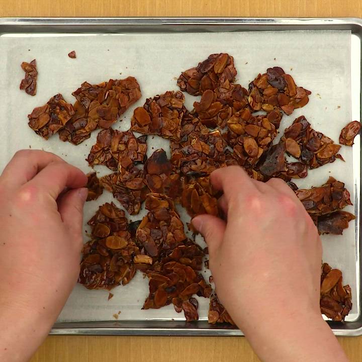お菓子の基本！ アーモンドプラリネの作り方