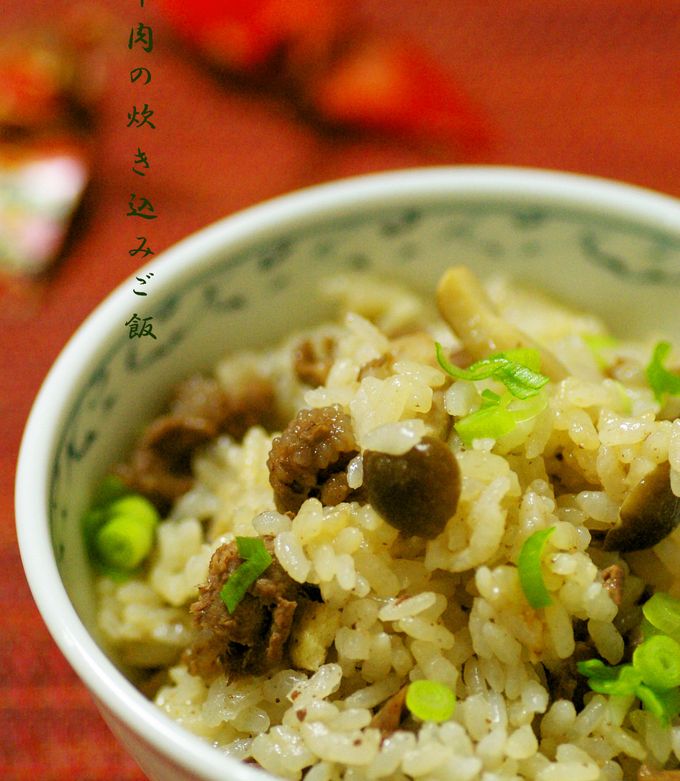 筍の香味炊き込みご飯！牛肉でも豚肉でもいいので、にんにくとさっと炒めて醤油＆砂糖で軽く味付け。それをカットしたゆで筍と一緒に炊飯して炊き込みご飯 に。調味料はだし,醤油,みりん。仕上げに粗びき黒胡椒をたっぷりかけてくださいね！やみつき感すごくてハマる味かと