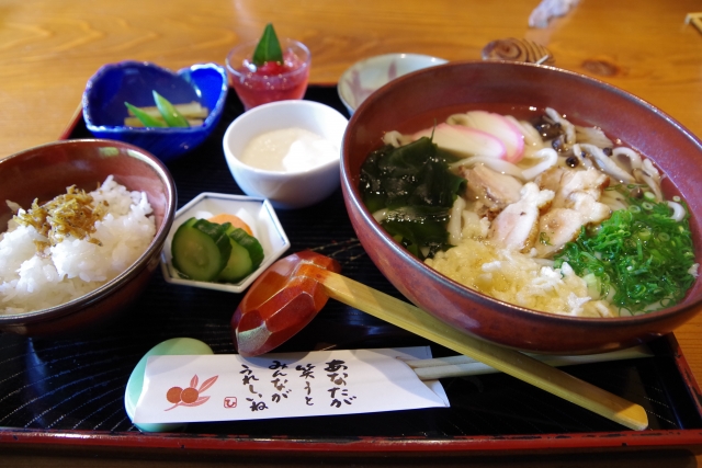 オモウマい店 コスパ良すぎるうどんそば屋！高成 こうなる 愛媛県松山市 のメニューや口コミ！ - ぐるため