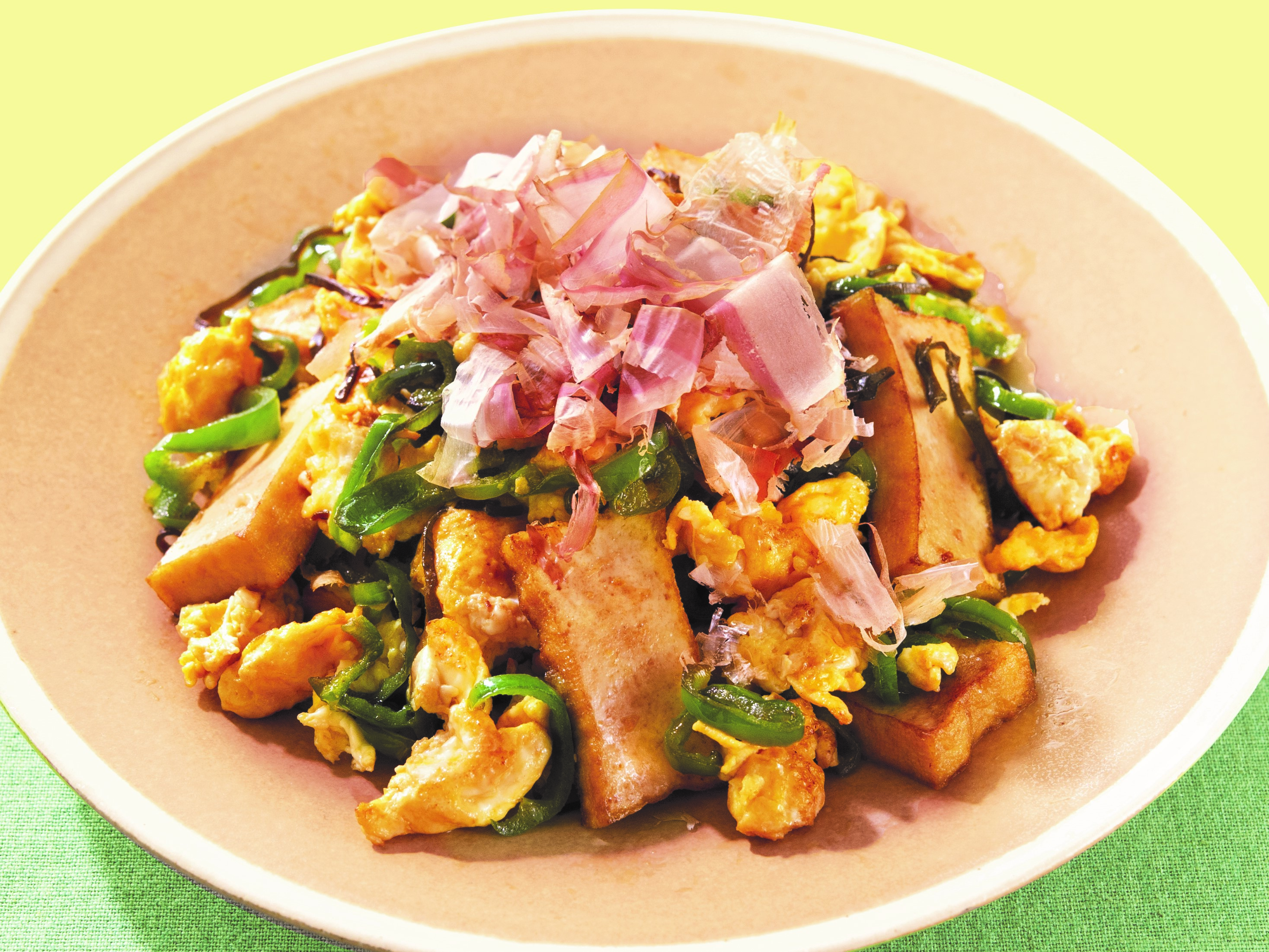 炊飯器」に“ピーマン丸ごと”と“ツナ缶”を入れて完成！絶品炊き込みご飯 ほったらかし飯