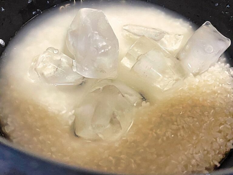 皆さんはお米に氷を入れると美味しく炊けるって, 知ってますか！？, 普段の炊飯に1〜2個いれるだけでも大丈夫です！, ぜひやってみてください✨,皆さんのおすすめの炊き方ありましたら、ぜひコメントで教えてください！！, よろしくお願いします！,農業農家農業女子お米おにぎり田んぼ新米炊飯器炊飯器レシピ山形つや姫