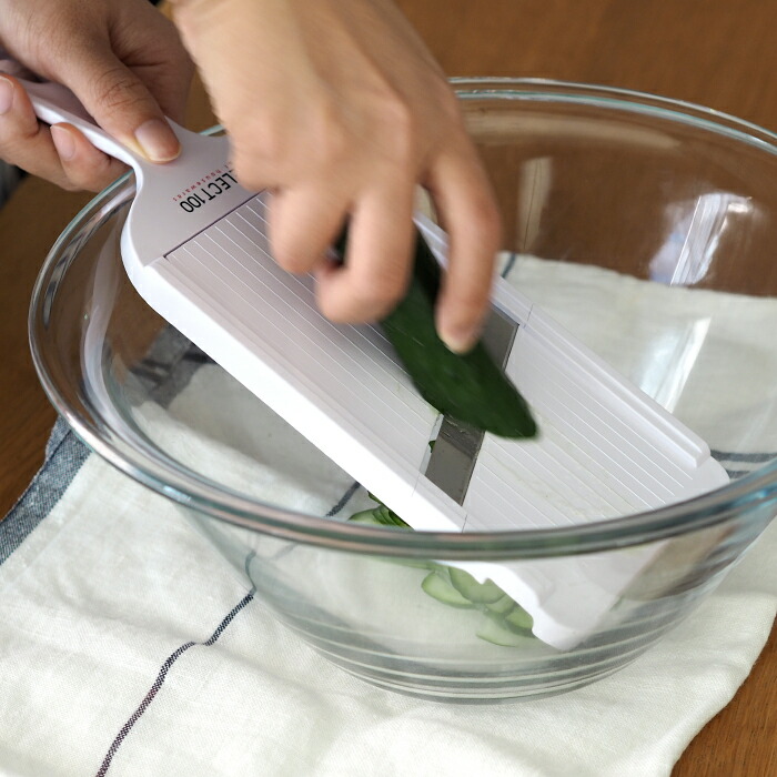 貝印のキャベツピーラーで料理の時短に成功〜！ 撫でるだけでふんわり千切りキャベツが作れちゃうよROOMIE ルーミー