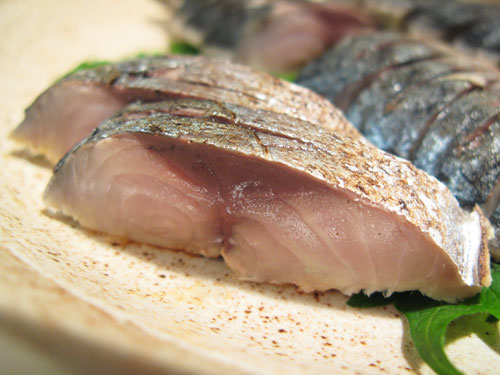 Amazon.co.jp: しめさば 〆さば シメ鯖 炙りしめ〆鯖 国産原料 片身1枚入り シメサバ・炙り〆さば１Ｐ・ : 食品・飲料・お酒