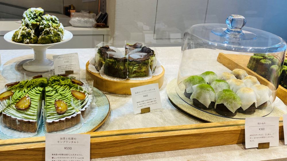 横浜・大倉山で生まれた、カヌレと焼き菓子専門店 galbe ガルブ 。 2021年のオープン以来、毎日お店の奥でパティシエが焼き続け、可愛いパッケージと確かな味わいで、地元だけでなく遠方からも多くのお客様に足を運んでいただいてきました。 レシピはシンプルでも、形