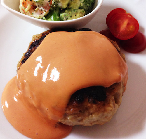 ケッチャプとマヨネーズを混ぜたオーロラソース って、なんでこんなに美味しいんでしょうか。ベイクドポテトにかけるだけで感無量。まろやかさと酸味が、ホクホクとしたじゃがいもの旨味を引き立てます。バリエーション豊かなケチャップ ソースレシピを料理研究家の大庭英子