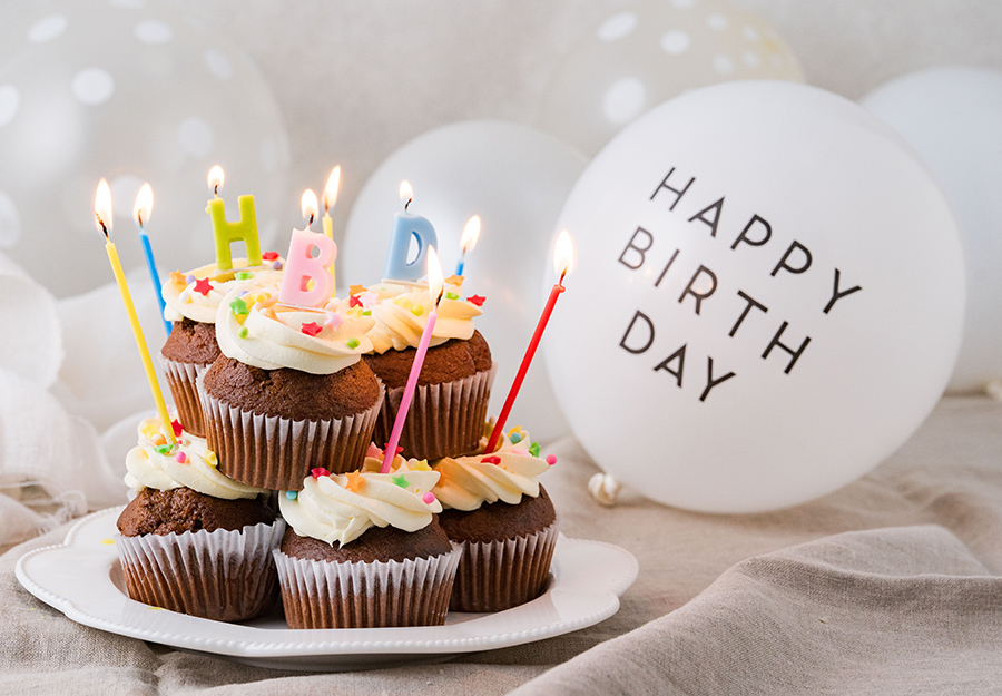 Amazon.co.jp: 誕生日ケーキ バースデーケーキ パティスリー天使のおくりもの ホワイトベリー 4号 冷凍 解凍12時間お誕生日ケーキ,4号 3~4人用キャンドル6本、バースデープレート付: 食品・飲料・お酒