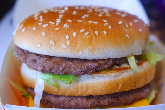 管理栄養士監修 「ハンバーガー」は太りやすい？気になるカロリーと炭水化物量まとめサンキュ