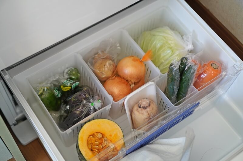 冷蔵庫の野菜室収納には『ダイソー』紙袋が便利！汚れたら交換すればいつでも清潔