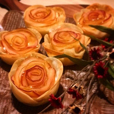 2021年最新『餃子アップルパイ』 ①皮をむいたリンゴ 100g を細かく刻む②耐熱容器に入れ、砂糖 20g バター 8g を加え電子レンジ 500w で3分加熱する ③よくかき混ぜ、なるべく汁が入らないように餃子の皮 1枚 の中心に大さじ2をのせ、半月包みで包む④餃子の