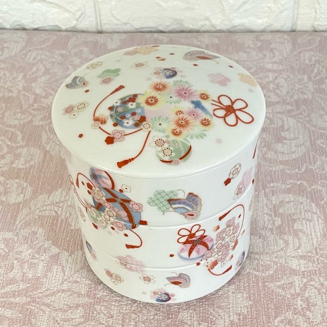 お重 ポーセラーツ 花柄 ポーセラーツお重𓂃꙳⋆ ˖ 生徒様作品 Kちゃんの和モダンなお重と扇皿セットˎˊ˗ @victoriadesign7さんの当サロンでも人気でよく和食器に使っていただけるWA 和柄パステル をメインに落ち着いたシャンパンゴールドの麻の葉柄を組み合わせた