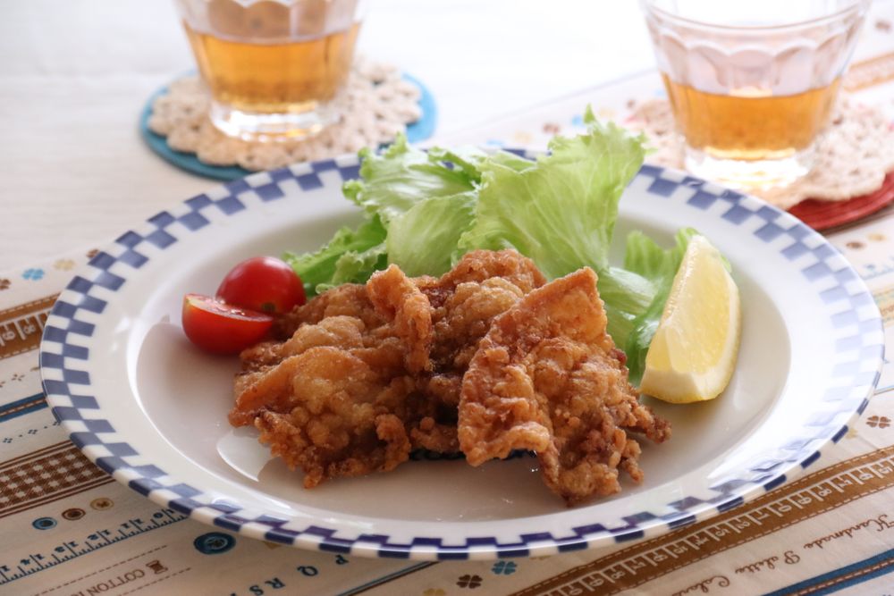 ○鶏の唐揚げ ①鶏肉1枚 250ｇ程度 を4cmほどの大きさに切り、ボウルに入れ、しょう油大さじ１、おろししょうがと、おろしニンニクを各小さじ1 2、日本酒小さじ１を加え、よく揉み込み下味をつける② フライパンに鍋底から１㎝くらいの油 直径21cmのフライパンの場合