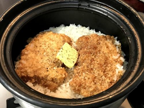 背徳のファミチキ炊き込みご飯ファミチキを買いすぎた時もそうでない時も試してほしいアレンジ炊き込みご飯を投下！ ファミチキの旨みにごま油の香りがクセになること間違いなしです！材料白米2合 ファミチキ2つ 鶏ガラの素大さじ1 ごま油大さじ1 ※きざみねぎ