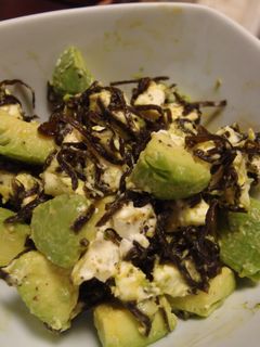 アボカドとクリームチーズの洋風おにぎり。 今日ご紹介するのはアボカドとクリームチーズの優しい味わいに塩昆布が味を引き締める洋風おにぎり。ごはんにアボカド、クリーミィで意外と美味しいですよ *´ω`*✤✤✤ 材料 2人分温かいごはん 360g アボカド 1 2個