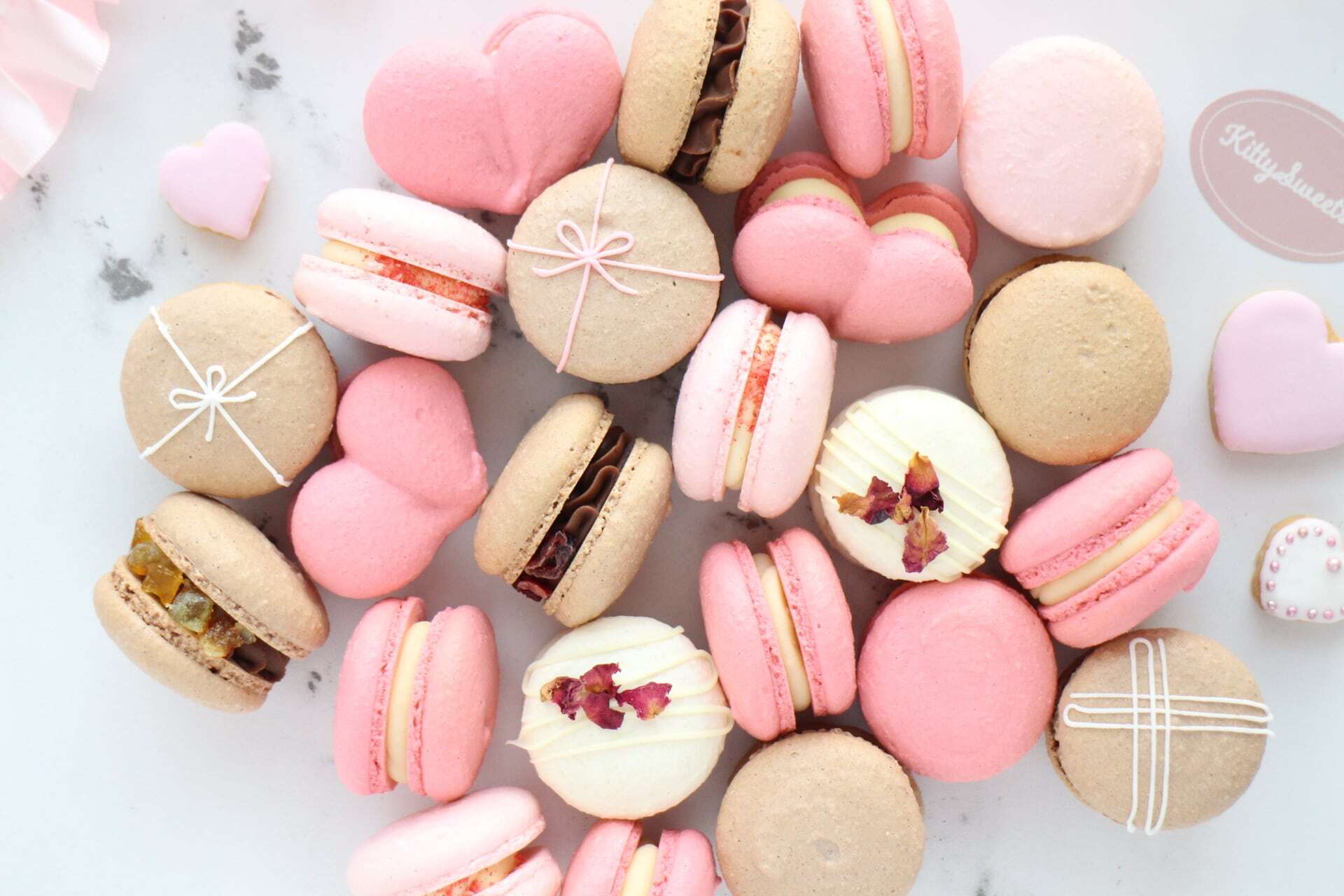 サーティワン新作「ストロベリー ピンク マカロン」アイスクリーム、苺マカロンの味わい＆食感を表現 - ファッションプレス