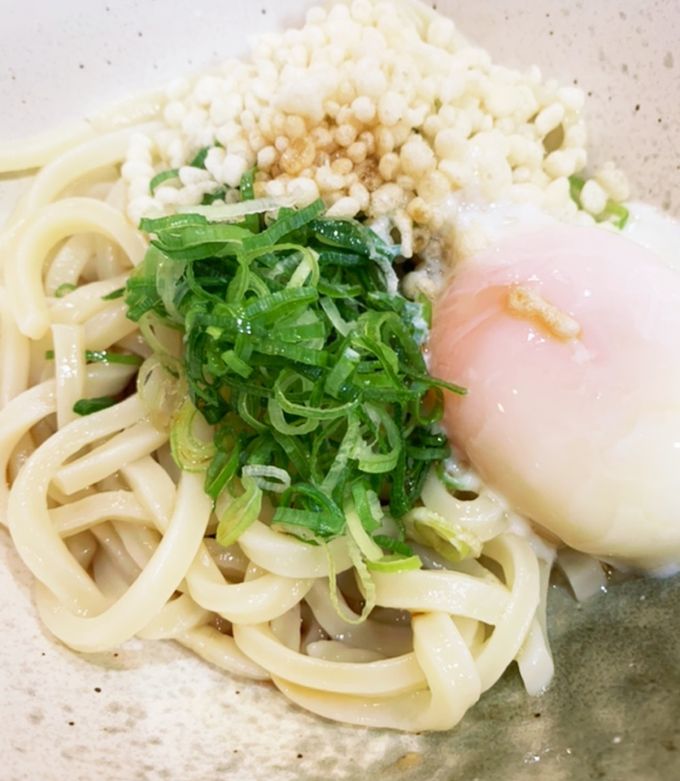 きつね冷かけうどん・並 560円 」 丸亀製麺の夏季限定メニュー。 冷たいうどんに冷たい特製だしをかけ、大きなきつねあげをトッピングしています。もちもちのうどん、すっきりして風味よい特製だし、ジューシーなきつねあげがたまりません。 満腹・ 味