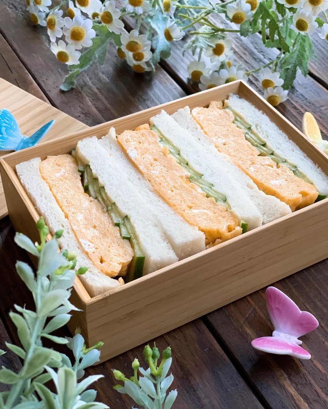 サンドイッチ弁当夫婦弁当﻿ ﻿ 中身もおしゃれなサンドイッチのお弁当！﻿ ◯ローストビーフサンド﻿ ◯スモークサーモンとクリームチーズのサンド﻿◯スクランブルエッグサンド﻿ ◯コロッケサンド﻿ ﻿ ぜひ参考にしてみてください