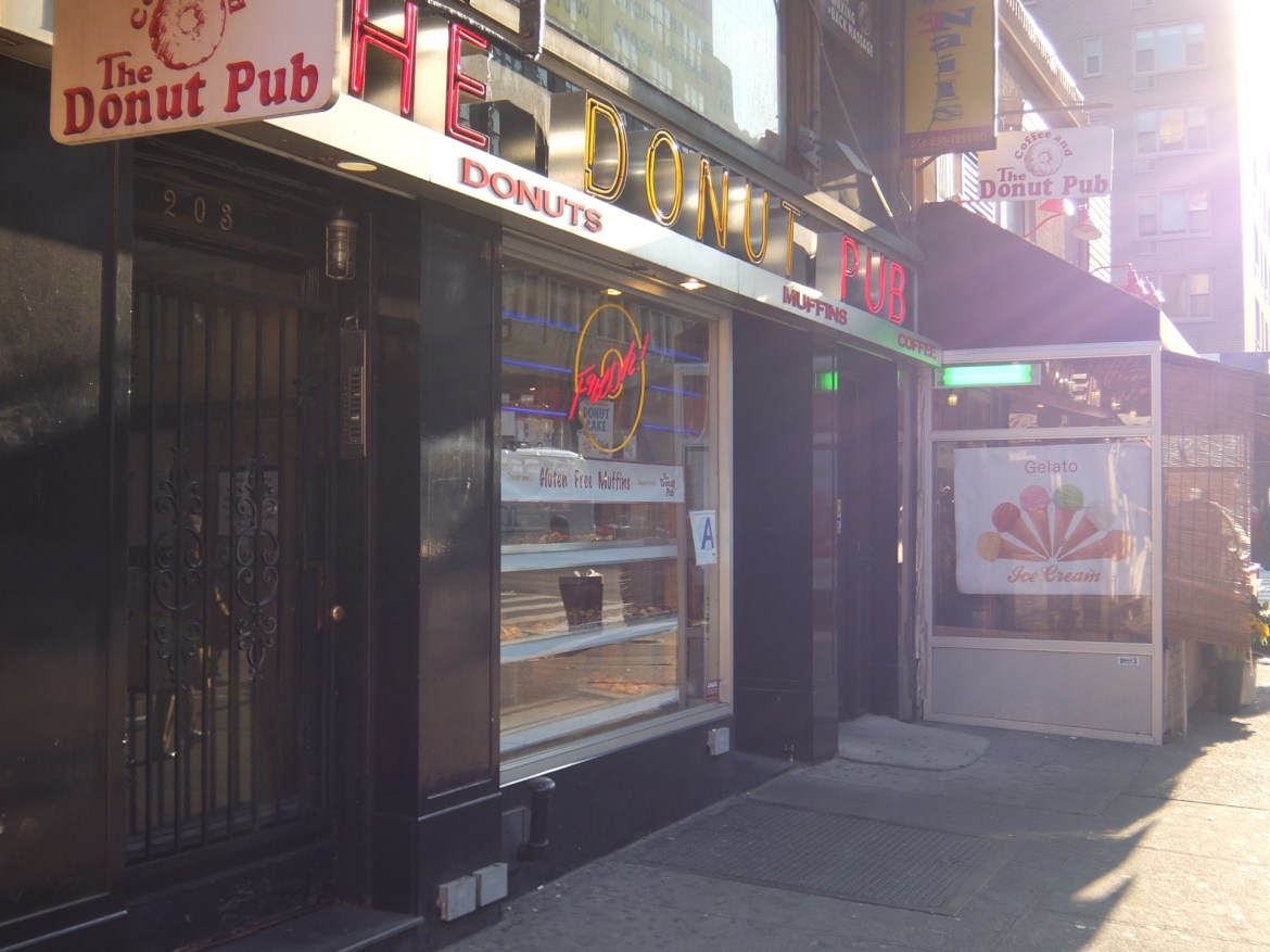 本場ニューヨークで爆発的人気を誇るブルックリン生まれのNo.1ドーナツ「ドゥ Dough 」で特大ドーナッツを頬張る！ - GOTRIP