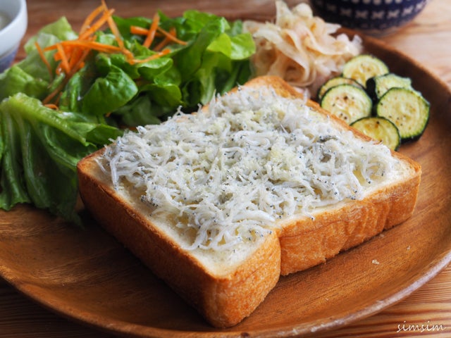 sat.21 Oct.2023 おはよう 友人が鎌倉の釜揚げしらす届けくれたので ごはん炊くの待ちきれなくて、 食パンにマヨしいてトースト、 しらすはふわふわだからそのままトッピング、パクチーにオリーブオイル、 花じーんちのレモンをぎゅっ、 ブラックペッパーごりごりに追い