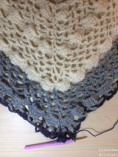 今日は久しぶりの、パターン販売のお知らせです。 こちら「クロスワッフルショール」のパターンをRonique Storeで販売開始しました。ワッフルのような立体感のある編み地と、大きめの透かしラインがポイントの三角ショールです。 ただ今、EYLUL yarnsさん@eylulkilim