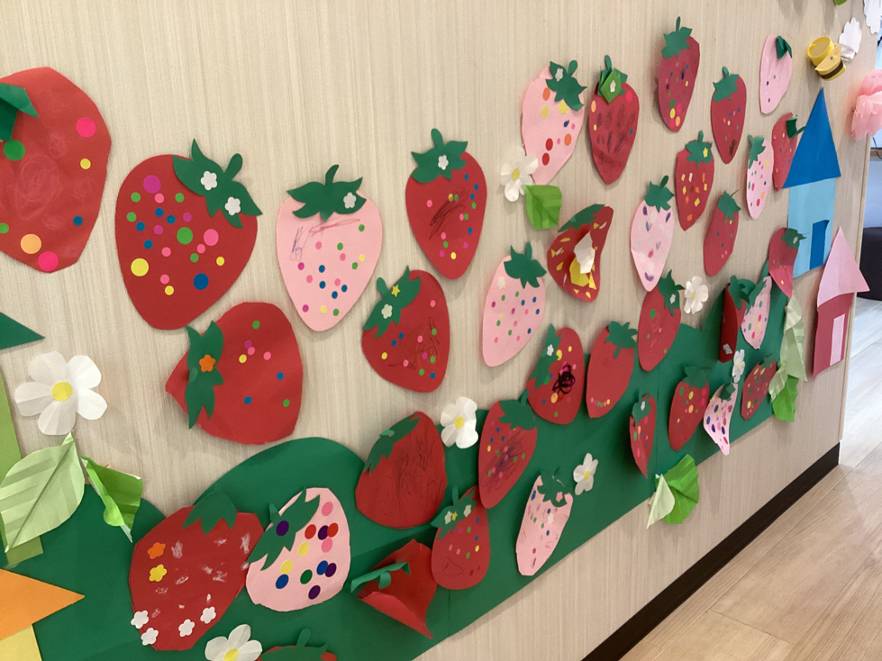 5月製作『いちご🍓』 . 左側のいちごは、 スポンジでスタンプしました。 右側のいちごは、 折り紙をちぎってちぎり絵にしました。 保育士 保育 保育園 保育園製作 5月製作 4歳児クラス 4歳児クラス担任 幼児製作 幼児クラス いちご 折り紙 ちぎり絵 スポンジ