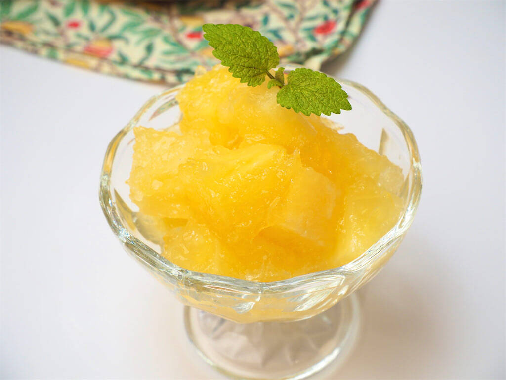 森永のゼラチンを使って、ココナッツミルクプリン～パインソースがけ～を作りました。パイン缶を使い、フードプロセッサーにかけてソースを作っています。濃厚なココナッツミルクの味わいが美味しい柔らかプリンに、エンゼルPLUS by 森永製菓