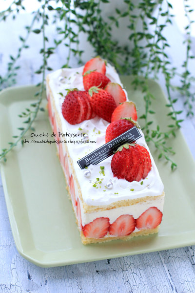 誕生日ケーキなのに、長方形でした。なぜなら 「元から美人メイクレッスン＆フォト」そして「本物のおかし」