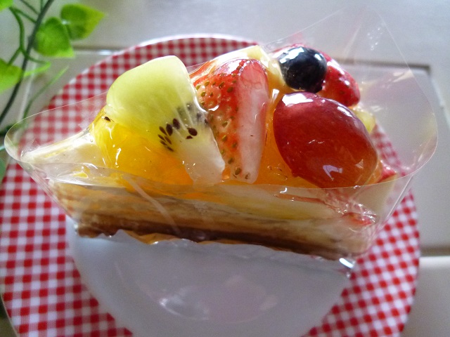 タルトが見えない ！カフェコムサの「ひな祭りケーキ」がフルーツたっぷりでおいしそう♡ - isuta イスタ-私の“好き”にウソをつかない