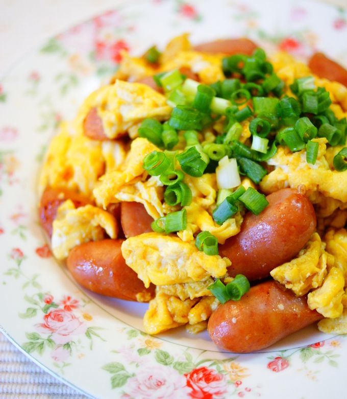 かんたんレシピ！ ウインナーの卵炒め🐣 お弁当にもおすすめの一品です👦🏻🍴 📍材料 2人分ウインナー ３本 ピーマン ２個 たまご ２個サラダ油 大さじ1 2 ☆鶏がらスープの素 小さじ1 2 塩こしょう 少々 📍作り方 ①ピーマンは小さめの乱切りにする。 ウインナー