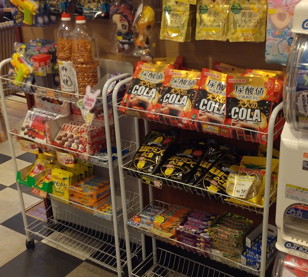 スナック菓子の並ぶ棚の写真・画像素材-Snapmart スナップマート