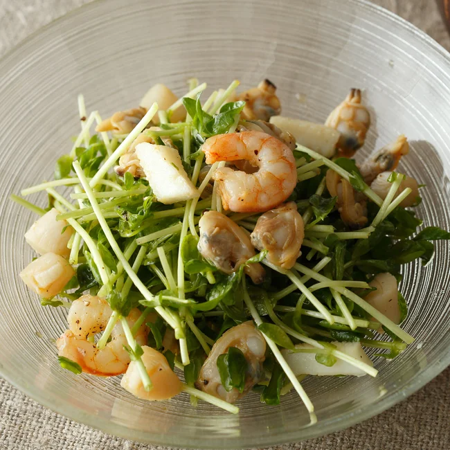 シーフードミックスのアヒージョの献立 副菜：ルッコラとトマトのサラダ、汁物：ブロッコリーとじゃがいも のチャウダー 献立・メニュー 味の素パーク たべる楽しさを、もっと