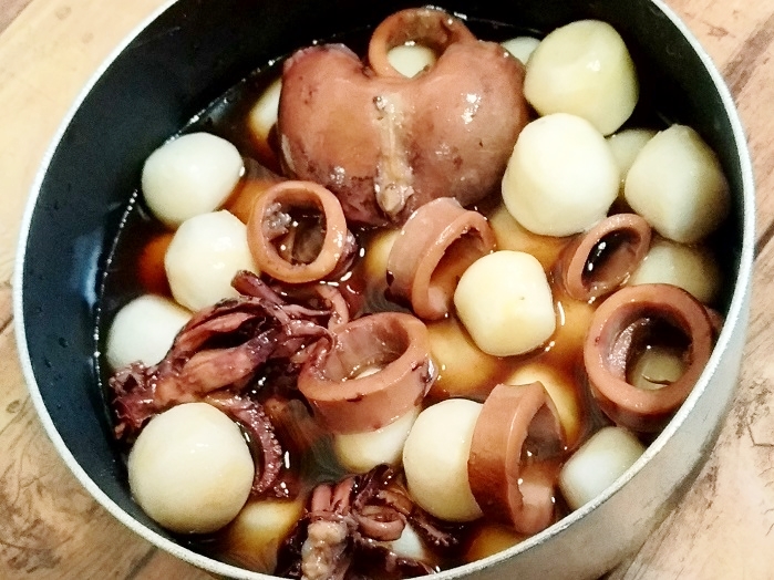 冷凍里芋とイカの煮物♪