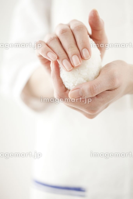 おにぎりをにぎる女の子のイラスト素材50312030- PIXTA