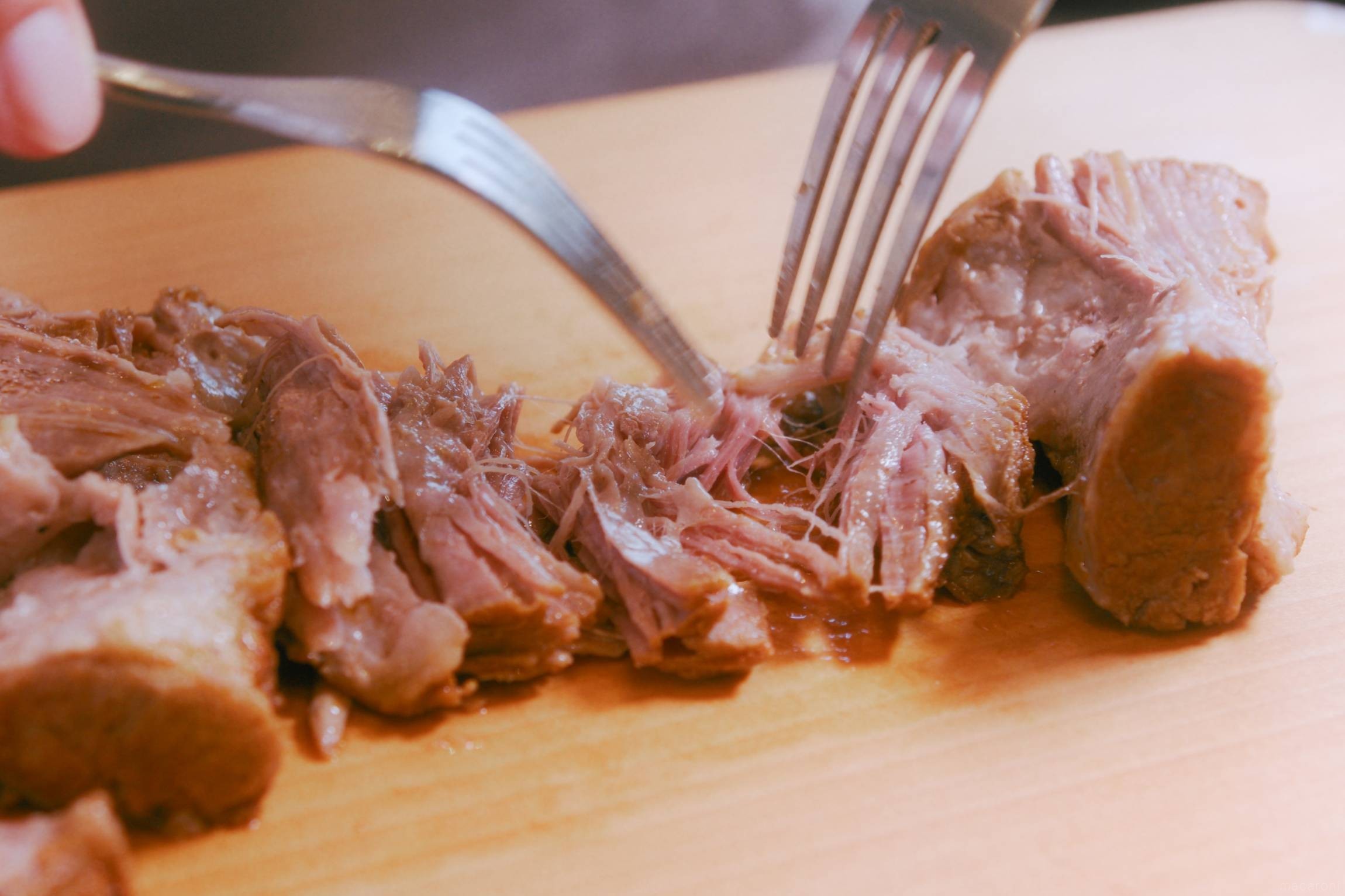 chi_cherrycherry さんが、ラクラ・クッカー 旨み 電気圧力鍋で作ったチャーシューのお弁当写真を投稿してくださいました✨お弁当箱の真ん中に詰められたチャーシューは、作り置きしていたものを炙っているとのこと👀 こんがりとした焼き色が食欲をそそりますね🤤 ラクラ