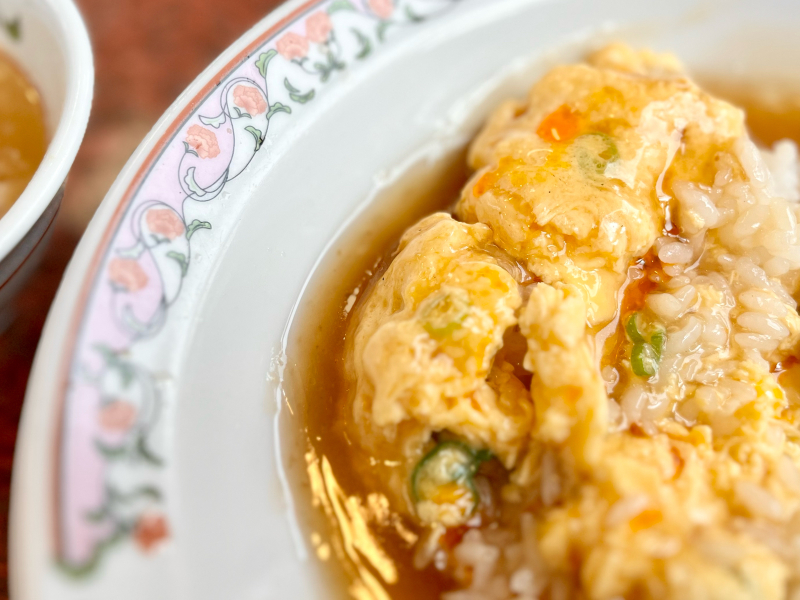 見たらわかる絶対旨いやつ！ 大阪王将で期間限定「肉だくルースーニラ玉天津飯」を食べたらやっぱり大正解だった – ページ 2 – 食楽web