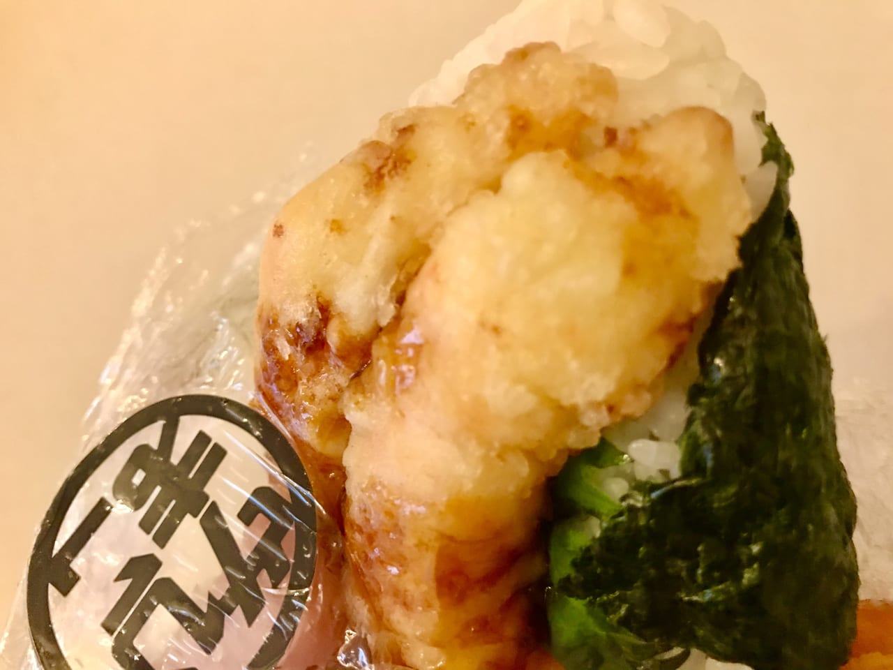 特集おにぎりはご飯ほぼ見えない 「小さくても勝てる」地元スーパーのインパクト戦略 客は総菜売場へ一直線