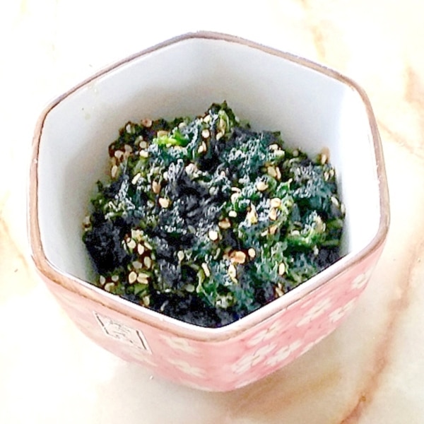 5分で完成！大葉大量消費レシピ💚腸活・老化防止にも最適！, ■材料 作りやすい分量 , ・大葉 20枚, ・ニンニク 1片, ・生姜 10g,・すりごま 大さじ2, ・かつおぶし 2g, ・味噌 大さじ3, ・みりん 大さじ1, ・砂糖 大さじ1, ・醤油 小さじ1, ・酒 大さじ1,・ごま油 大さじ1, ■作り方, 1.大葉を粗めのみじん切りにする。,