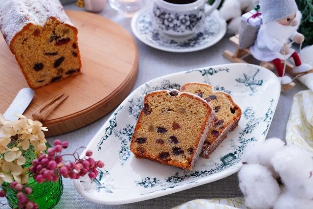 シュトーレンを作るのはちょっと時間がないのでシュトーレン風パウンドケーキ！,材料 , バター100g, 砂糖100g, たまご2個,薄力粉70g, アーモンドプードル30g, ベーキングパウダー小さじ1, ナツメグ小さじ1, シナモン小さじ1, マジパンローマッセ50g,ラム漬けフルーツ150g,下準備 , ・オーブン180℃余熱,