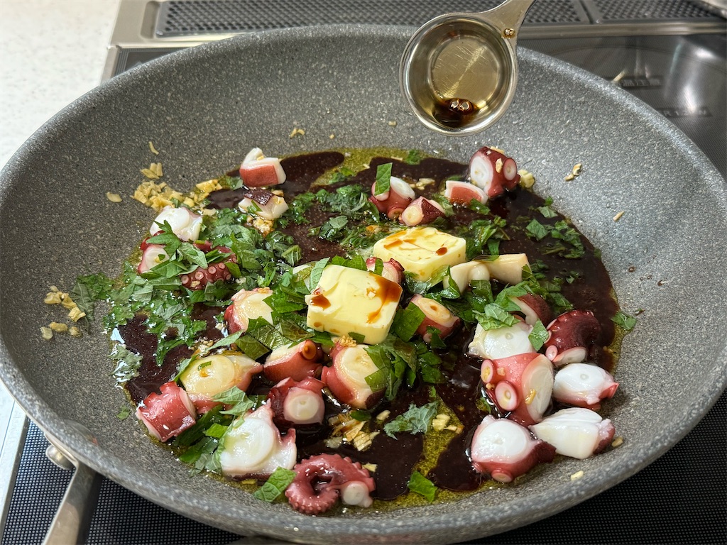 切って混ぜるだけ！超かんたんたこチーズ大葉🐙材料・たこ 太い足1本くらい使った ・大葉 10枚 ・さけるチーズ 1袋 ⚫︎オリーブオイル大さじ1 ⚫︎にんにくチューブ お好み ⚫︎塩 小さじ1 2 ⚫︎コショウ お好み ⚫︎レモン汁 小さじ1作り方食材を食べ