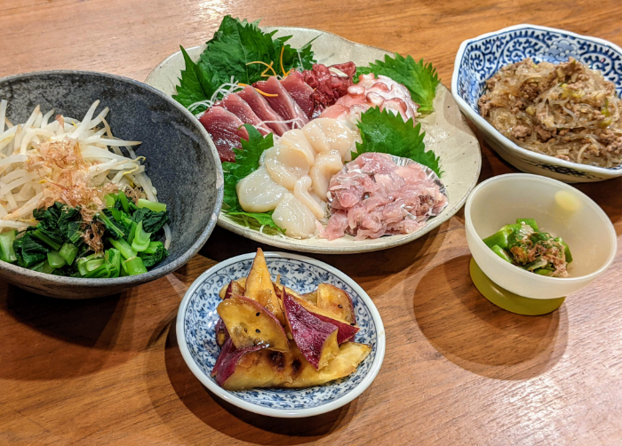 お刺身サラダの献立 副菜：やみつき！無限かぼちゃ、汁物：ポトたま 豆苗スープ 献立・メニュー 味の素パーク たべる楽しさを、もっと