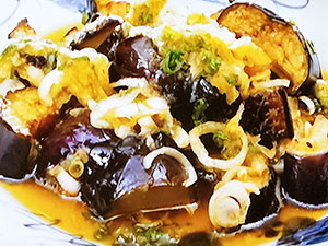 なす餃子なす 2本 160g豚挽き肉 250g ニラ 1 2本 50gにんにく 5g お好みで塩 小さじ1 3コショー 6振り 味の素 6振り オイスターソース 大さじ半分 ごま油 小さじ1 水 300cc ナスのアク抜き用塩 9gナスのアク抜き用片栗粉 適量 油