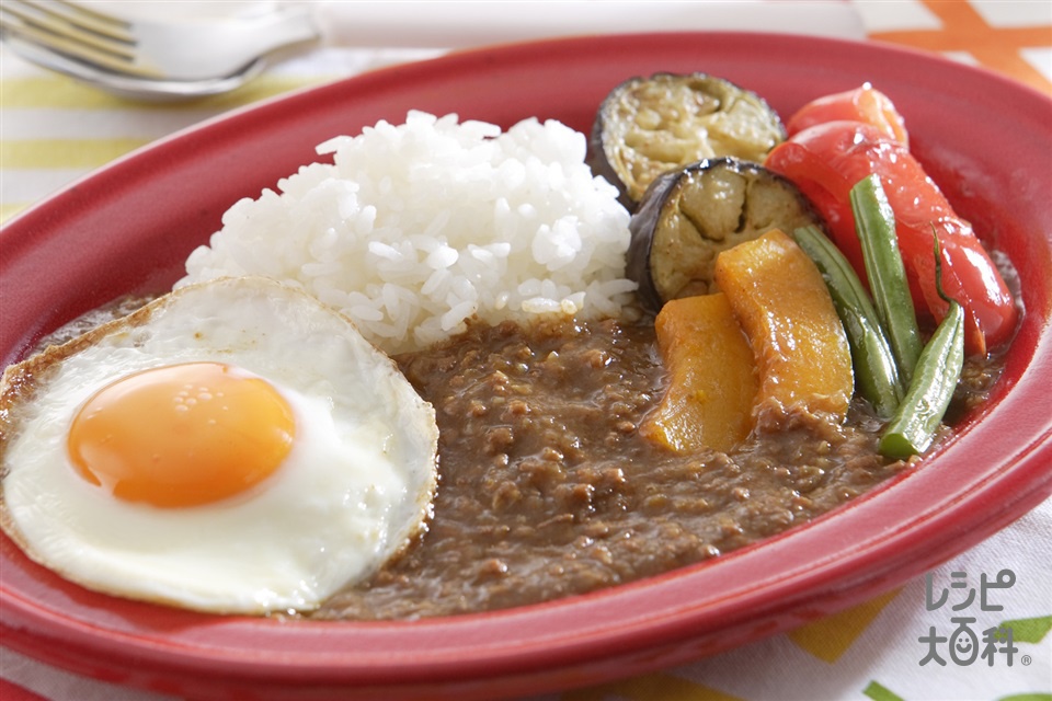 夏野菜と目玉焼きのキーマカレーの献立 副菜：にんじんのコールスロー、汁物：「クノール カップスープ」牛乳でつくる じゃがいもの ポタージュ 献立・メニュー 味の素パーク たべる楽しさを、もっと
