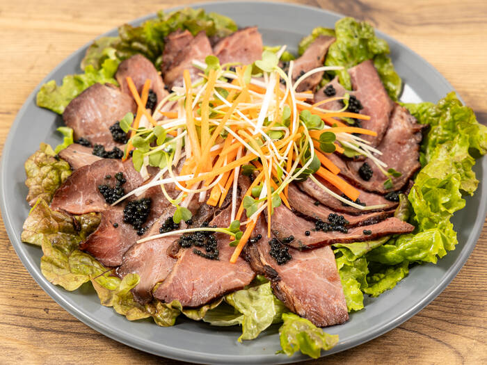 食卓を彩る♪ローストビーフの盛り付け方！切り方からお皿選びまで – 和牛シャリアピンギフト専門店YU-SETSU