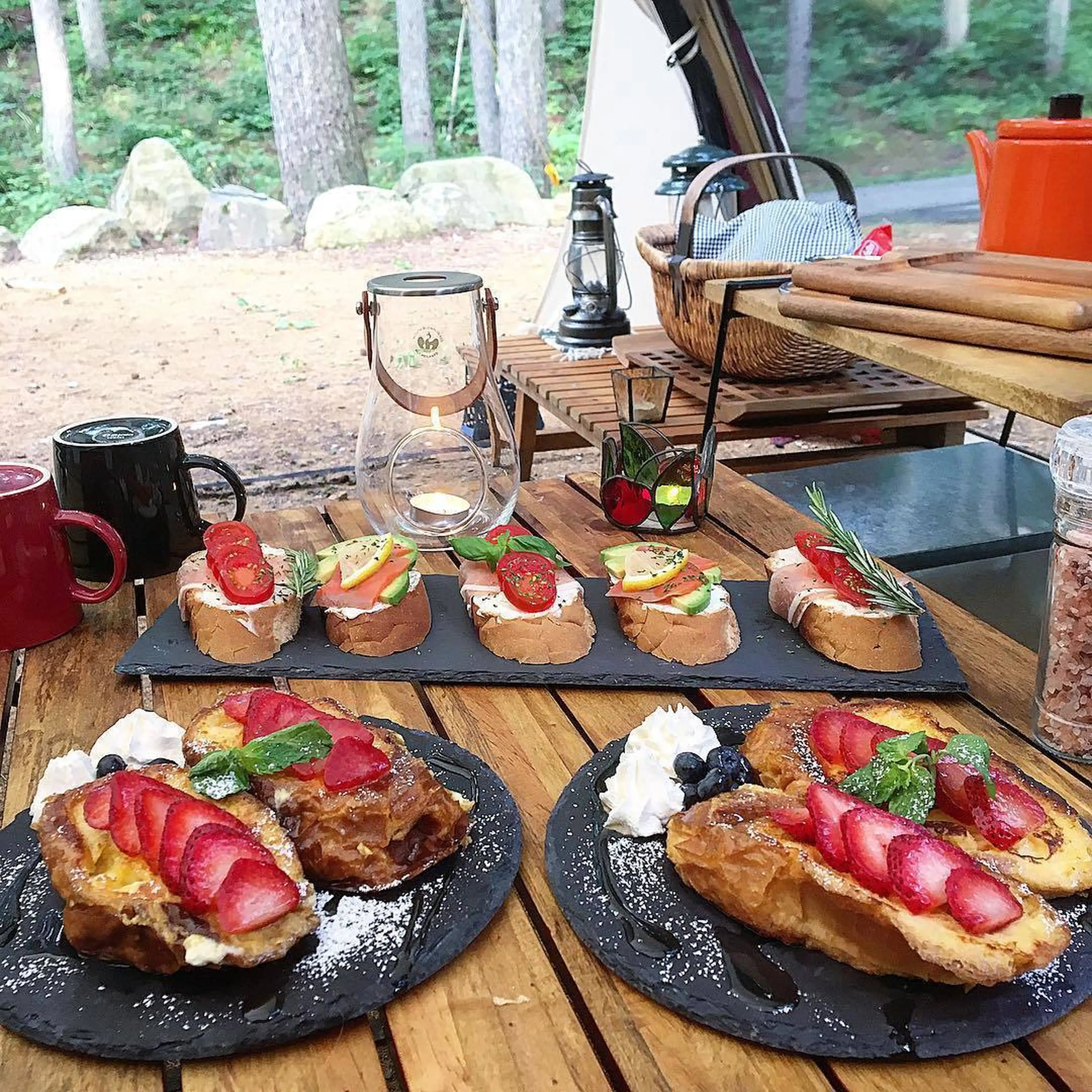 スレートプレートで、キャンプの食卓をシックに飾るキャンプ・アウトドア情報メディアhinata