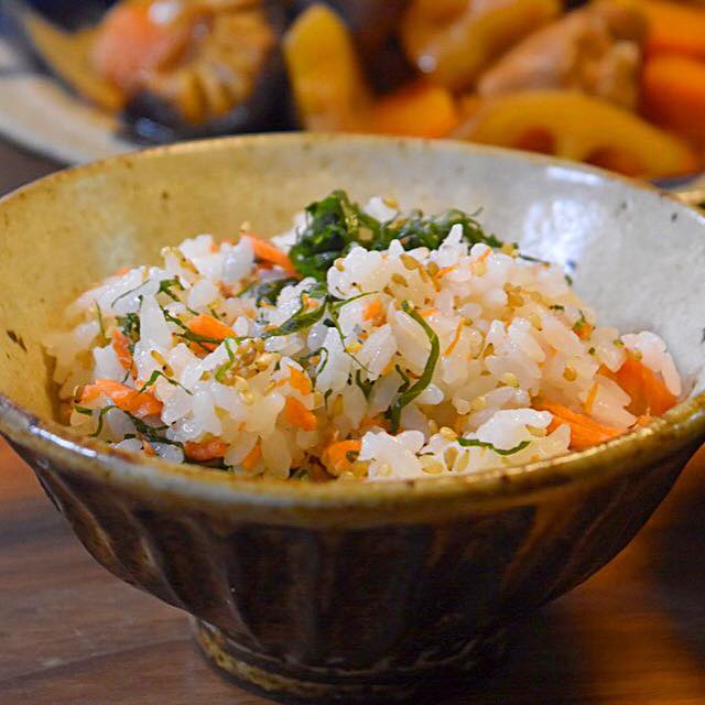 家ごはん 混ぜご飯の献立 2日分 * 鶏と人参の混ぜご飯 * おかかチーズおにぎりこぶた食堂*´ 00 ｀*