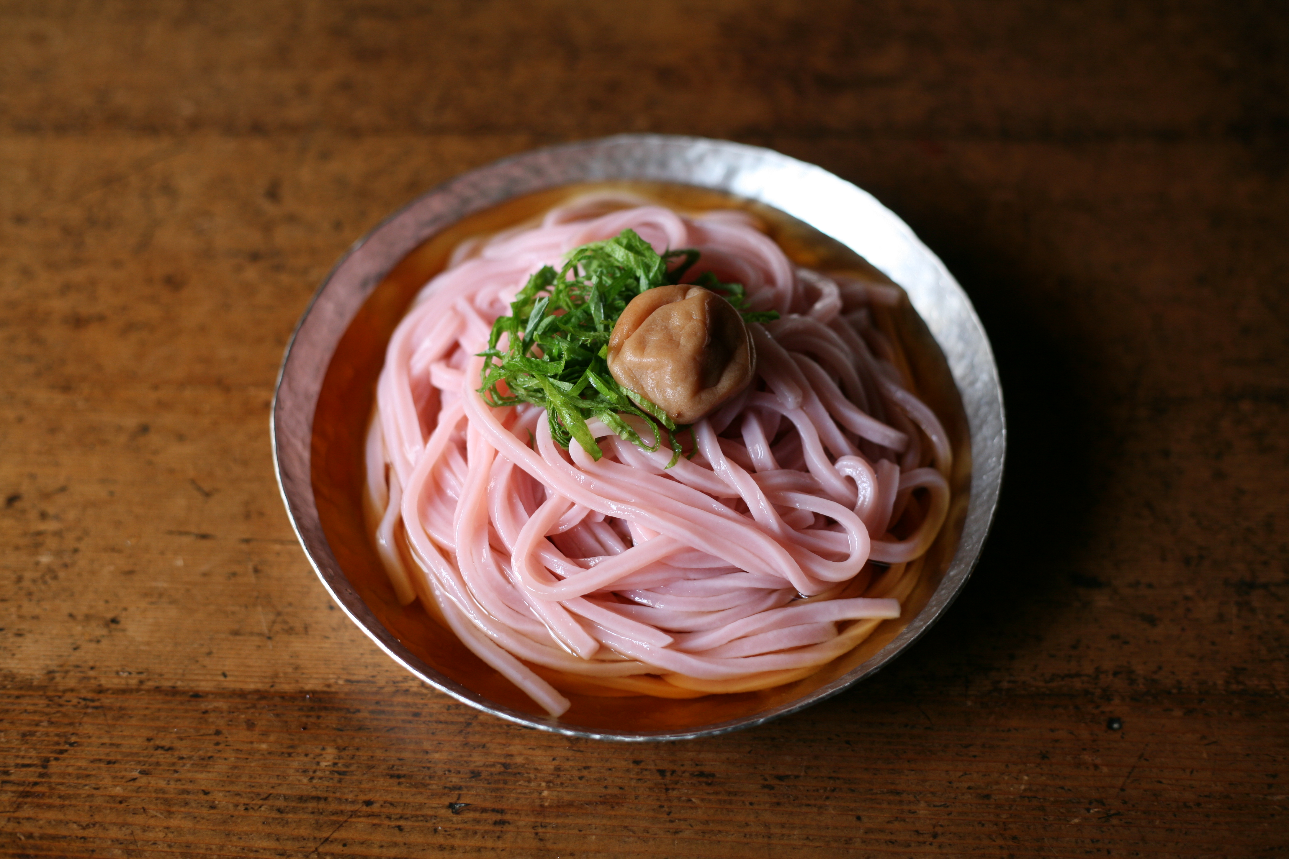 何を、どう料理し、どう味わうか。「食」をめぐる言葉を集めた楽しいエッセイ 『お食辞解』金田一秀穂 著書評 - 本の話