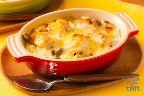 ドリアは日本で誕生した洋食です。フランス料理にもイタリア料理にも存在しません。1930年ごろ、横浜の「ホテルニューグランド」で当時のスイス人料理長によって考案、提供されたのが始まりとされています。グラタンとの大きな違いは「ごはんを使っていること」。ごはん