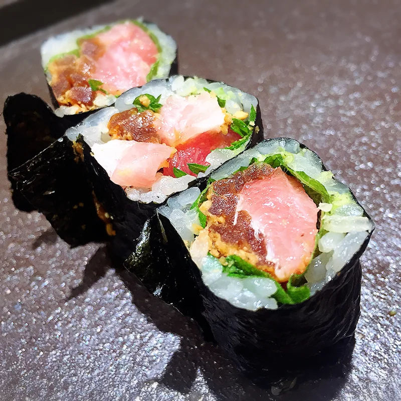 いつもお世話になっております, すし陸でございます, 暑い日が続いておりますが, 夏の魚も終わりに近づき,秋の訪れを感じさせるものに変わっていきます, コハダの稚魚のシンコ, スミイカの赤ちゃんのシンイカと, 夏活躍するものから, 秋の味覚のサンマに！,今年は｢奇跡のサンマ｣と言われているそうです！, 近年不漁続きでしたが, 例年より豊漁で身が大きく脂がのっています！,