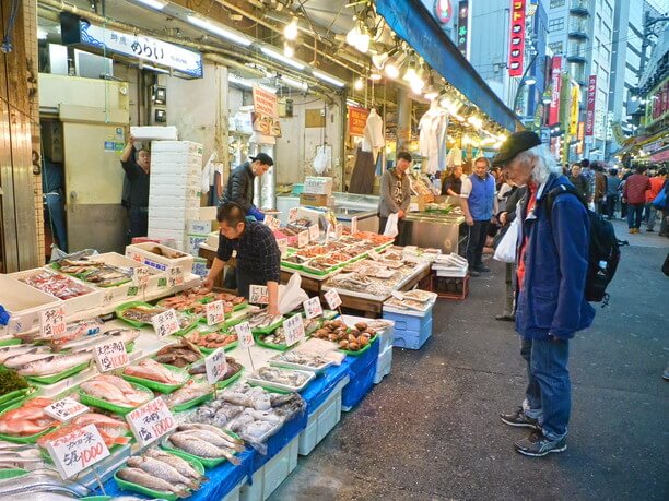 魚のアメ横」で、豪快な海鮮丼！さざえ: 山形グルメ探検隊